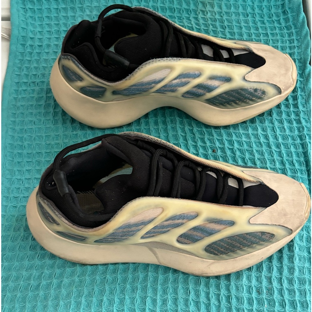 ADIDAS YEEZY 700 V3  KANYE WEST SIZE 7.5 GUC